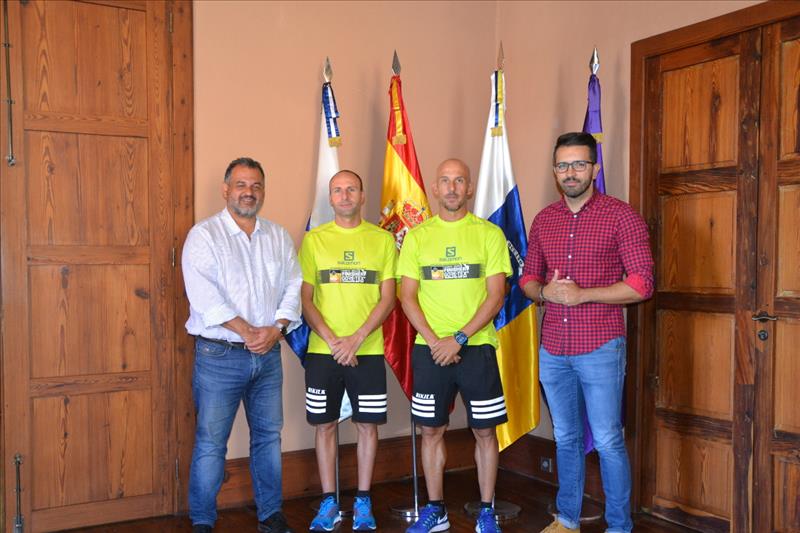 El alcalde recibe a Sergio Martín y Dailos García, que participaron con éxito en la carrera internacional Transalpine Run 