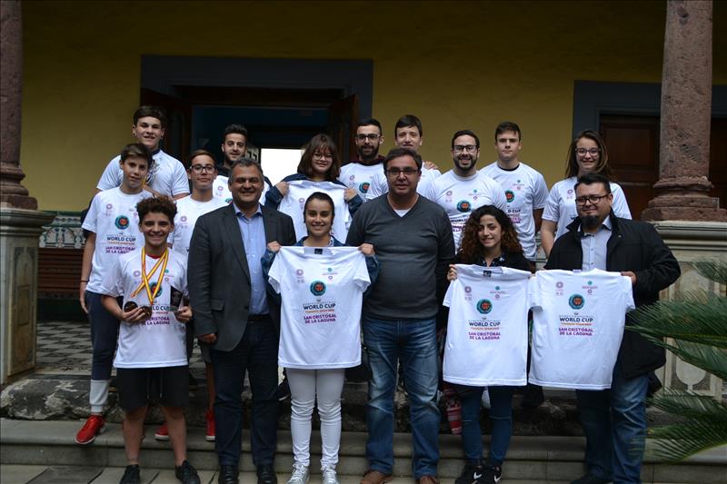 José Alberto Díaz recibe a un grupo de deportistas del Centro Regional de Halterofilia