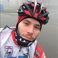 Riccardo Brindelli vuelve a subirse a una bicicleta 