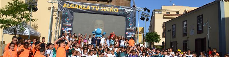 Más de 400 escolares de La Laguna se dieron cita en la “Fan Zone” de la Plaza de  La Concepción