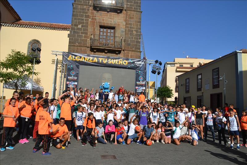 Más de 400 escolares de La Laguna se dieron cita en la “Fan Zone” de la Plaza de  La Concepción