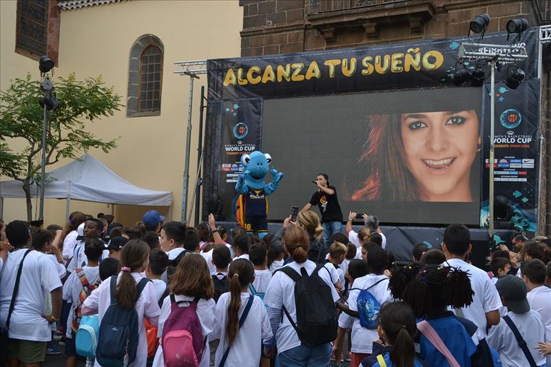 Unos 200 escolares de La Laguna visitaron la  “Fan Zone” de la Plaza de  La Concepción