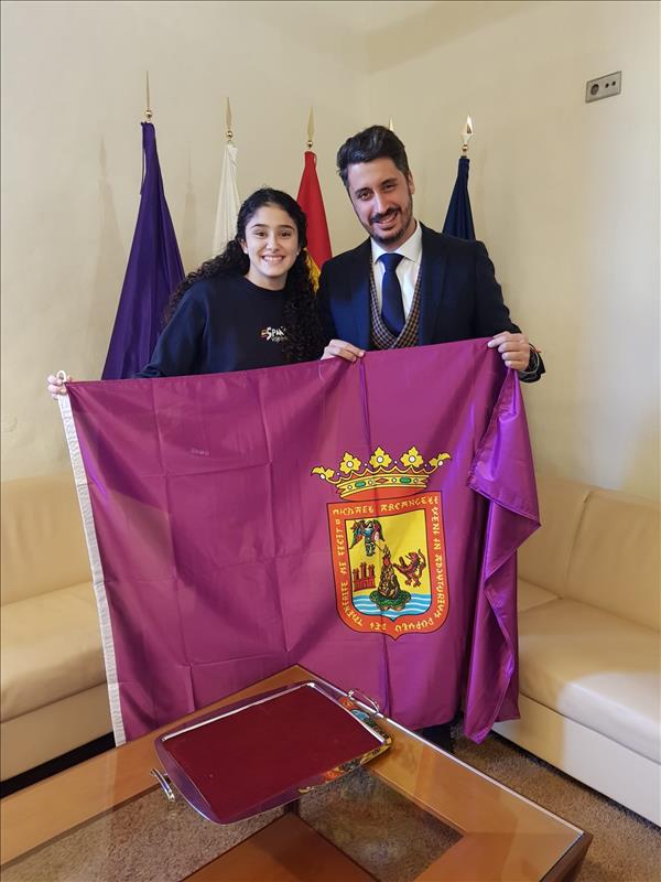 Luis Yeray Gutiérrez desea suerte a Selena Gómez, jugadora de voleibol de la selección española sub 17