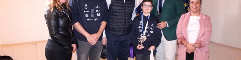 Luis Yeray Gutiérrez e Idaira Afonso felicitan al ajedrecista Daniel Gómez Mederos