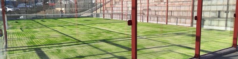 Finaliza la instalación del césped artificial en las pistas de pádel del Complejo Deportivo Torres de Taco