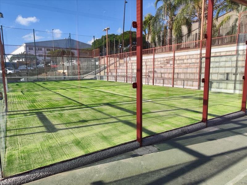 Finaliza la instalación del césped artificial en las pistas de pádel del Complejo Deportivo Torres de Taco