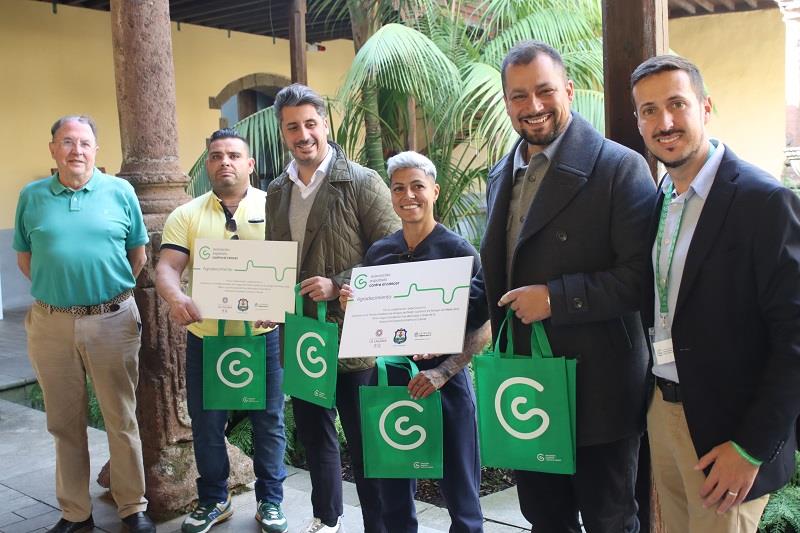 El Ayuntamiento de La Laguna recibe un reconocimiento de la AECC por su participación en el partido solidario de Tejina