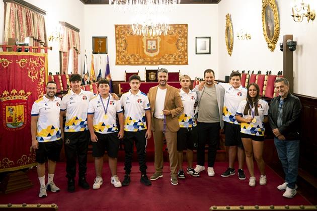 El Ayuntamiento recibe a la Federación Canaria de Halterofilia para celebrar sus recientes éxitos en el Campeonato de España sub-15